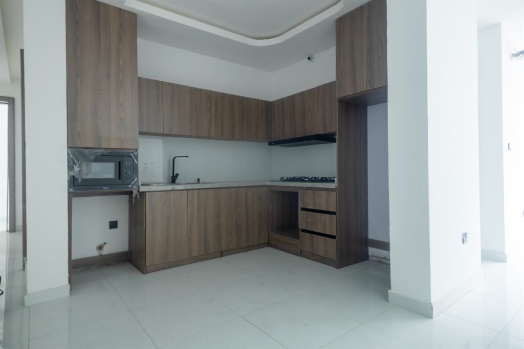Brum Height 5: Fitted kitchen with a hob, sink and wood-tone cabinets